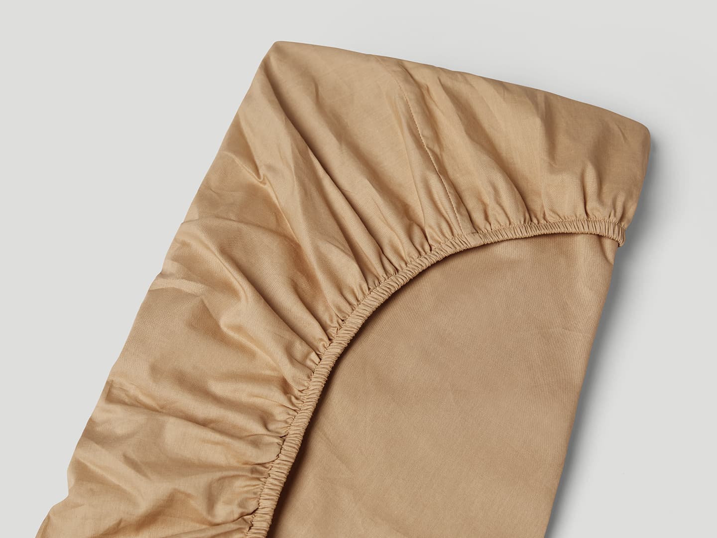 Dra-p-lakan Nejd Percale - Desert Sand i gruppen Sngklder / Underlakan hos A L V A (1139)