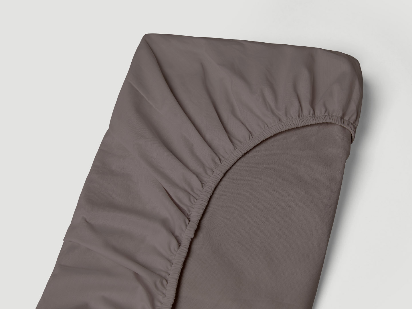 Dra-p-lakan Nejd Percale - Deep Taupe i gruppen Sngklder / Underlakan hos A L V A (1256)