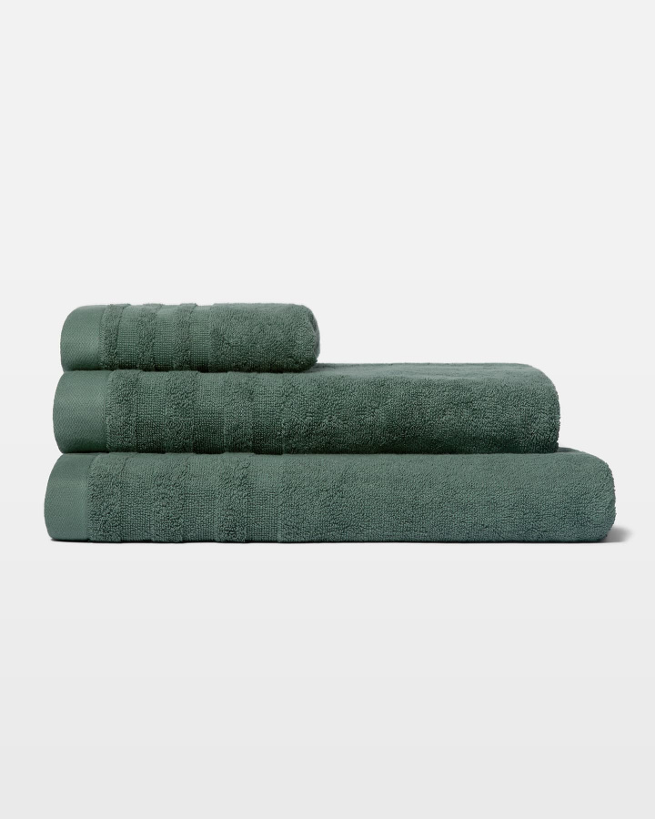 Handduk Essens - Washed Bottle Green i gruppen Badrum / Handdukar hos A L V A (1178)