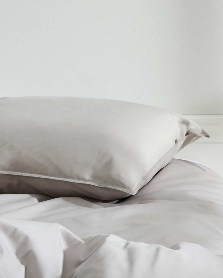 Örngott Nejd Percale - Khaki Grey i gruppen Sängkläder / Örngott hos A L V A (1186)