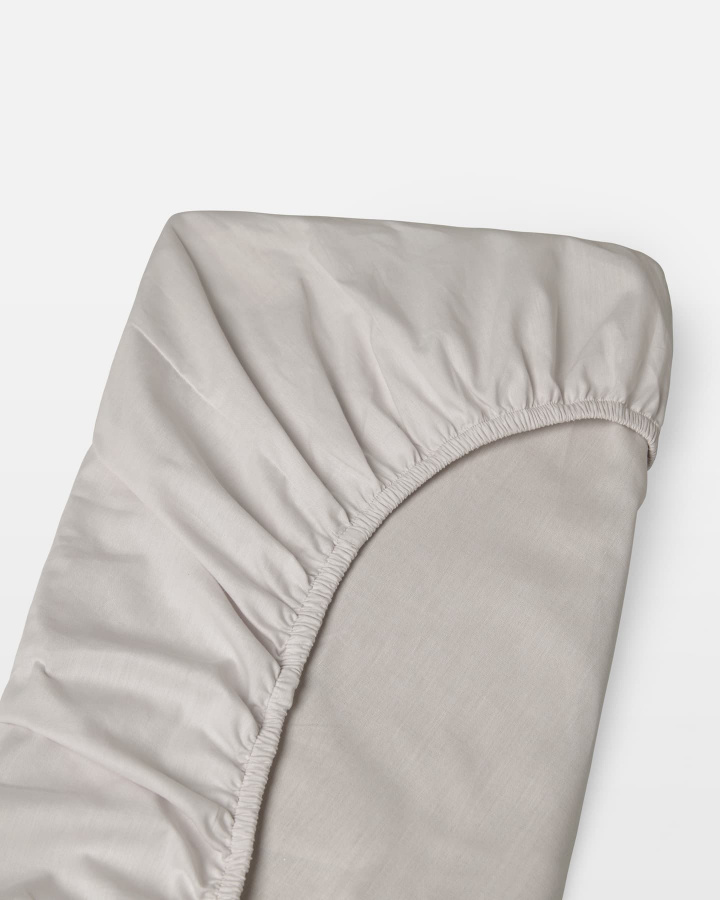 Dra-på-lakan Nejd Percale - Khaki Grey i gruppen Sängkläder / Underlakan hos A L V A (1188)