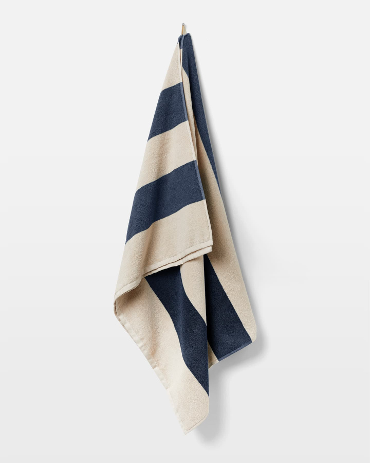 Badlakan Vinda - Seashell Beige / Midnight Blue i gruppen Badrum / Badlakan hos A L V A (1246)