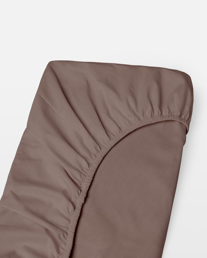Dra-på-lakan Nejd Percale - Deep Taupe i gruppen Sängkläder / Underlakan hos A L V A (1256)