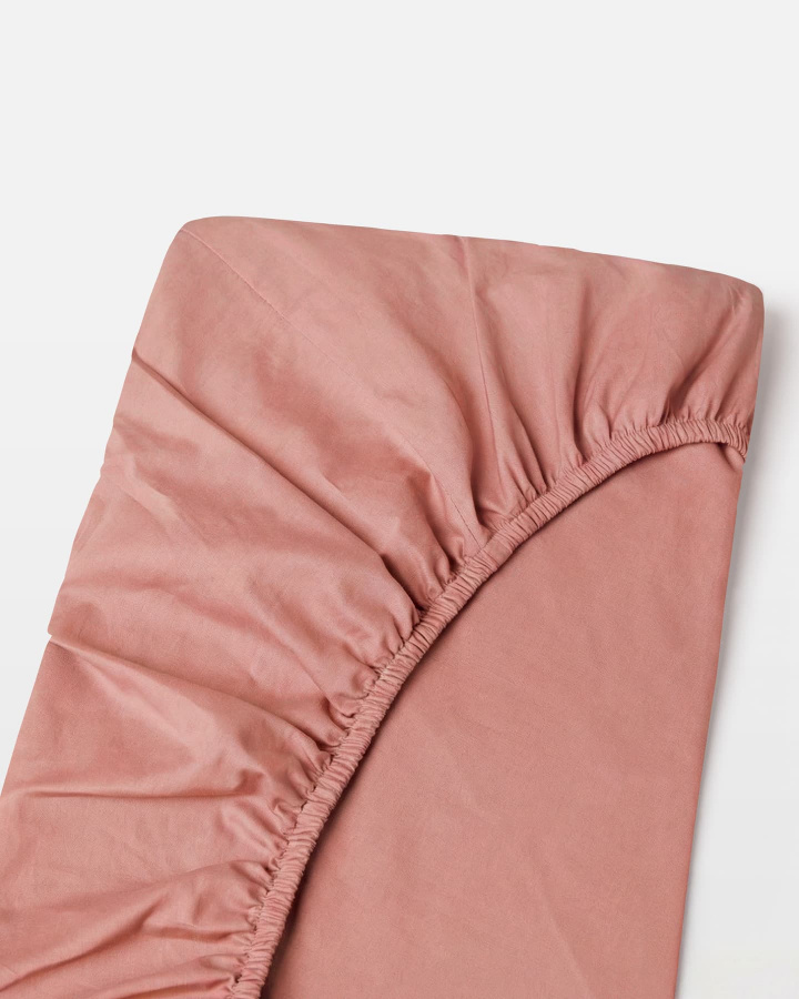 Dra-på-lakan Nejd Percale - Ash Rose i gruppen Sängkläder / Underlakan hos A L V A (1283)