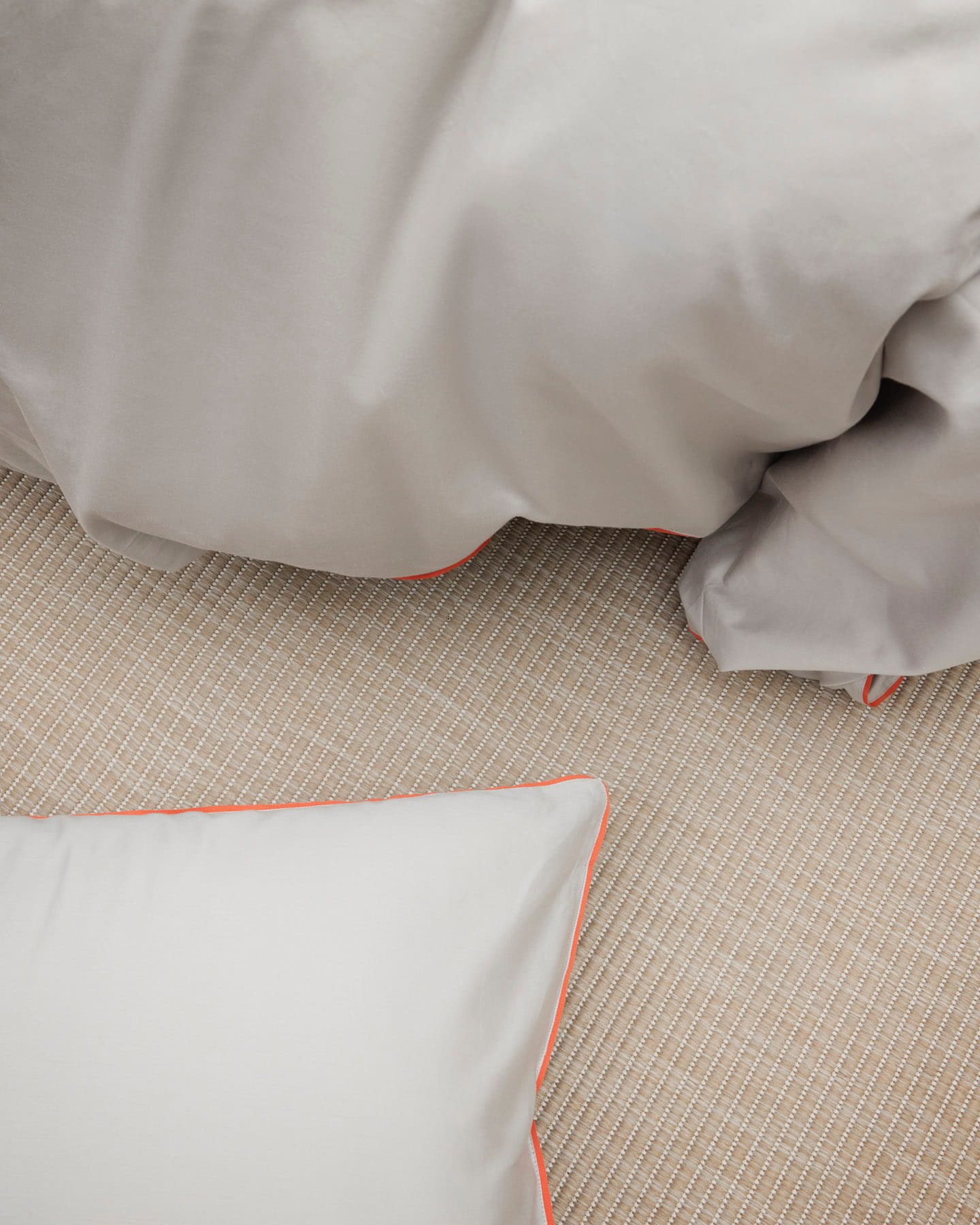 Två påslakan Strimma Concrete Grey + fyra örngott