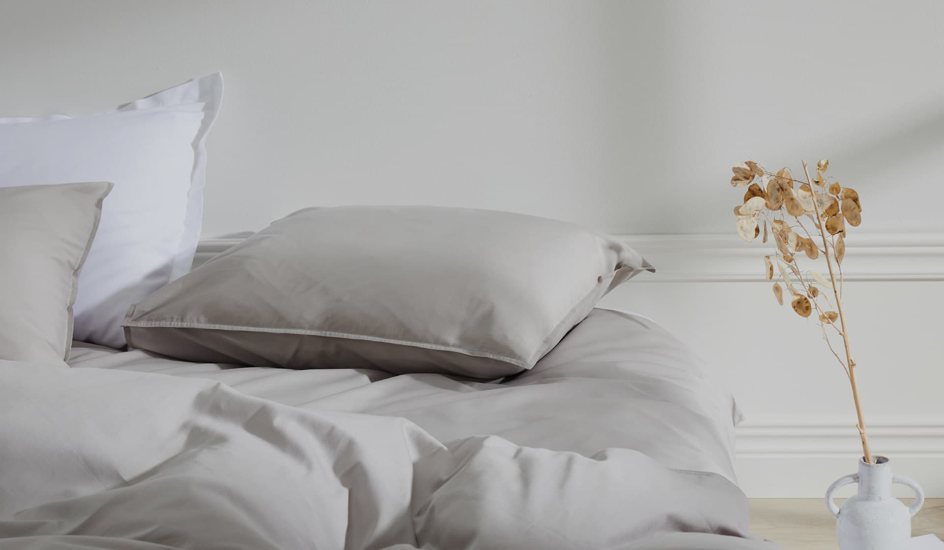 Sängkläder, handdukar, plädar, filtar i ekologisk bomull online. Köp nya hemtextilier från Alva