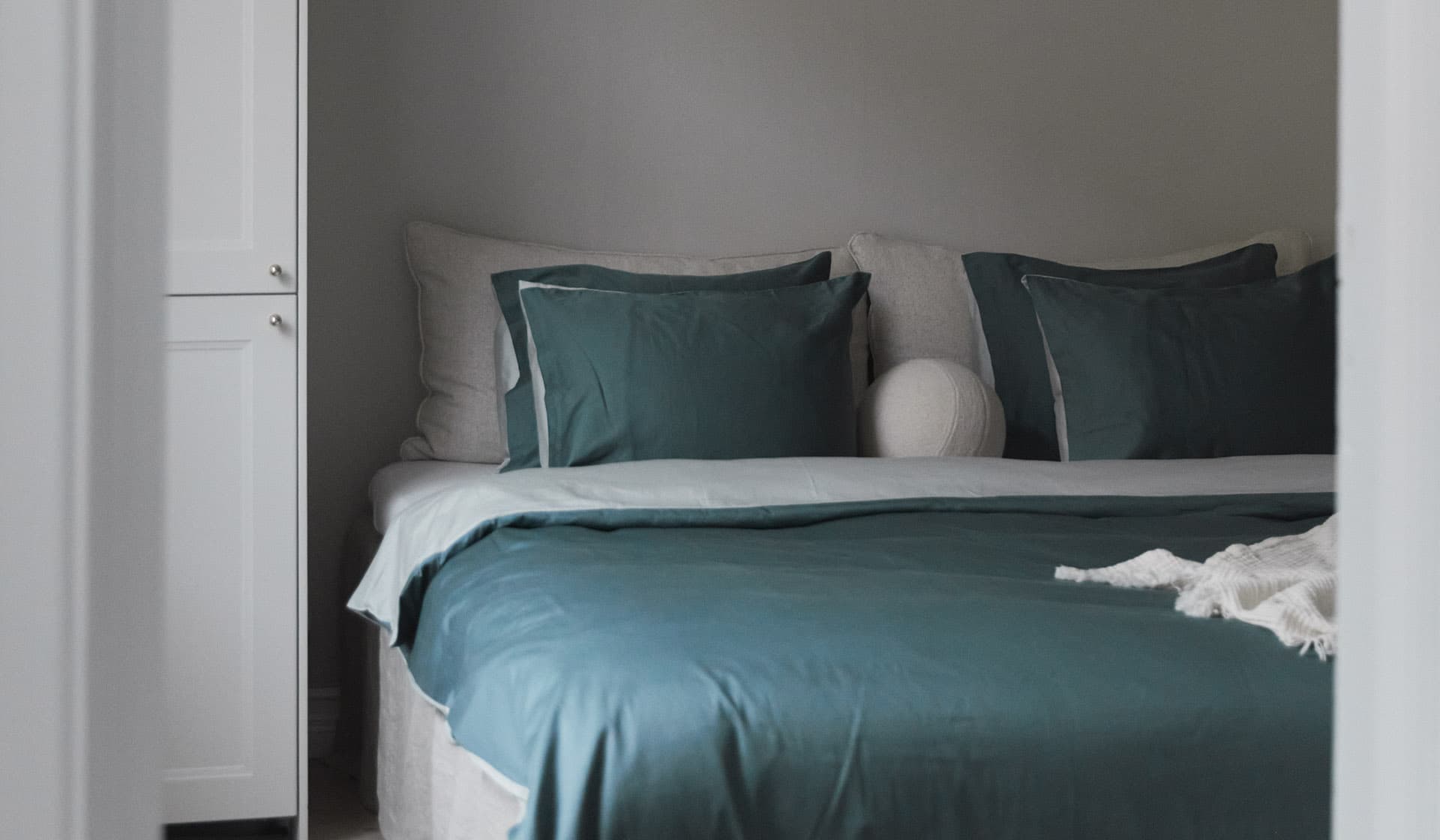Sängkläder, handdukar, plädar, filtar i ekologisk bomull online. Köp nya hemtextilier från Alva