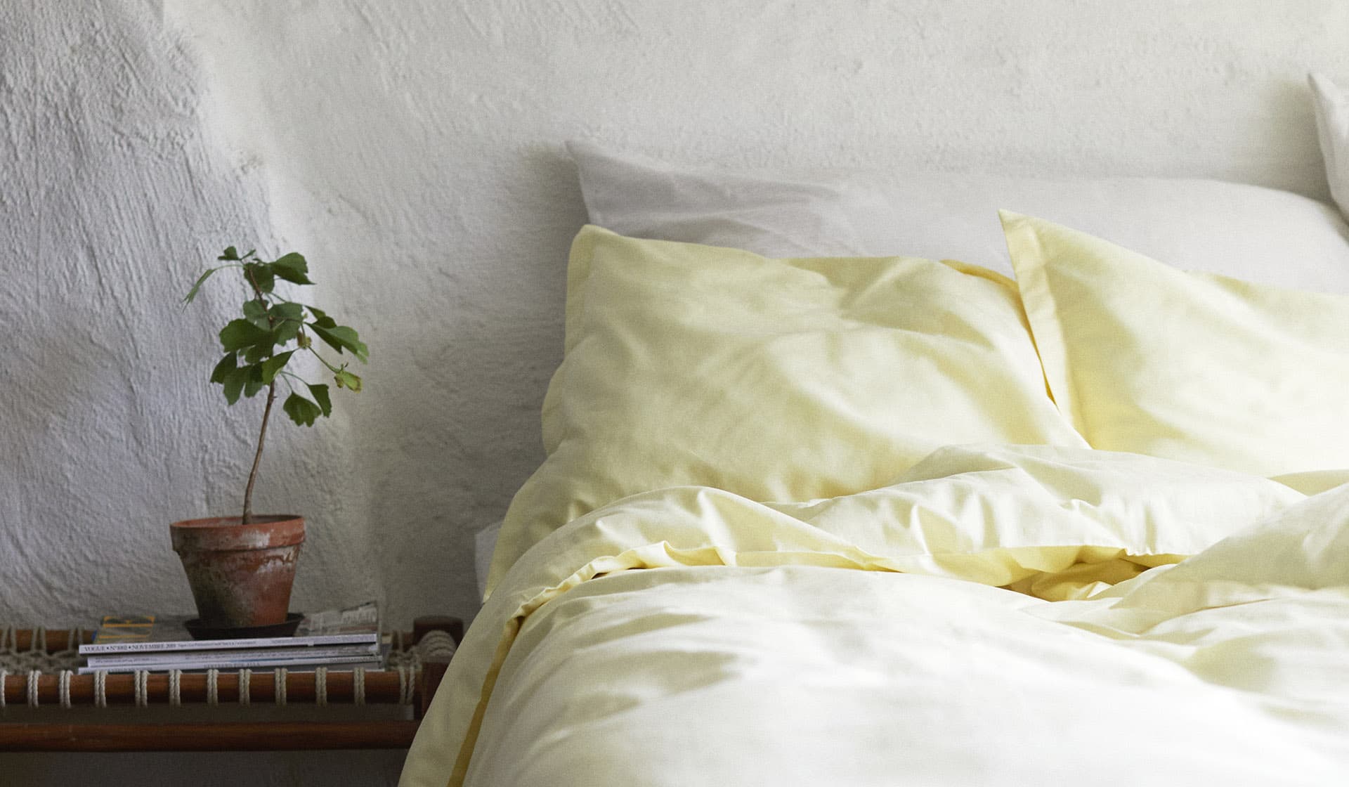 Sängkläder, handdukar, plädar, filtar i ekologisk bomull online. Köp nya hemtextilier från Alva